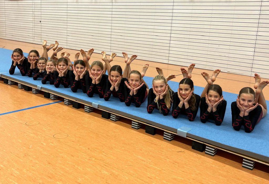 Foto zeigt die neue Flick-Flack-Bahn mit den Wettkampf Mädels darauf.